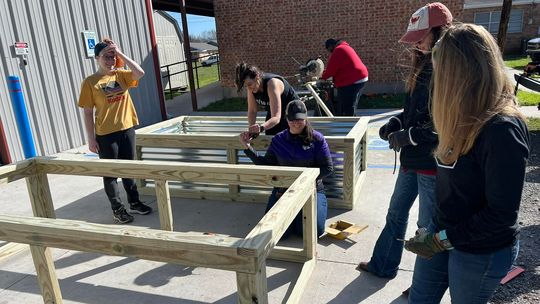 Leadership Gainesville class project supports food pantry