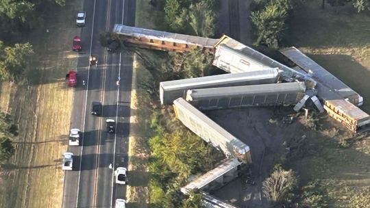 Train derails, shuts down U.S. 377, leaves one dead