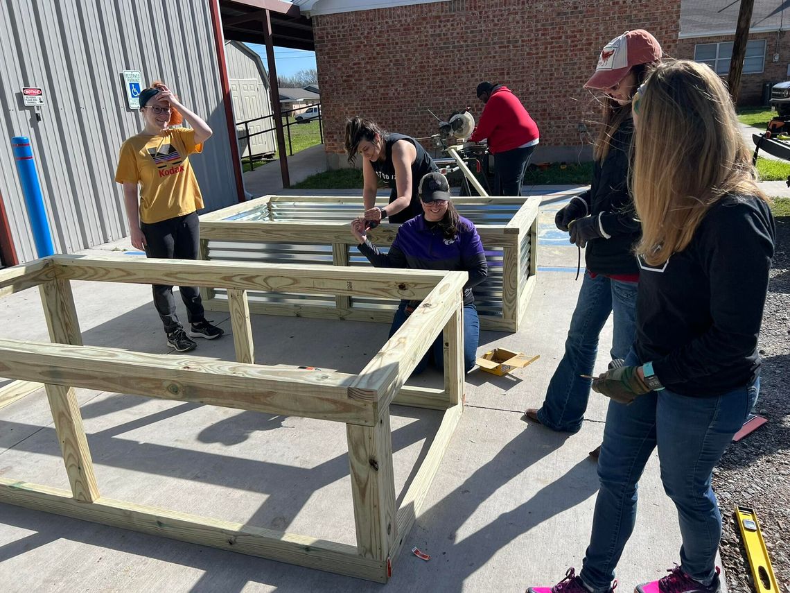 Leadership Gainesville class project supports food pantry