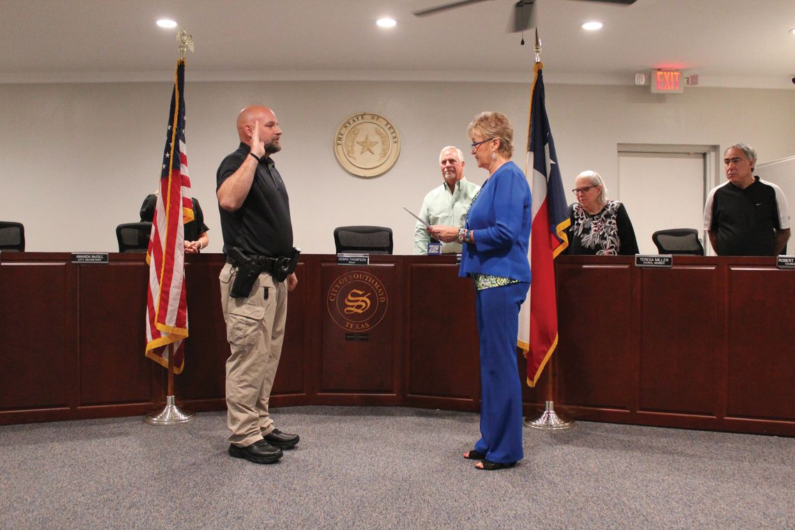 Southmayd swears-in new police chief, plans meet & greet